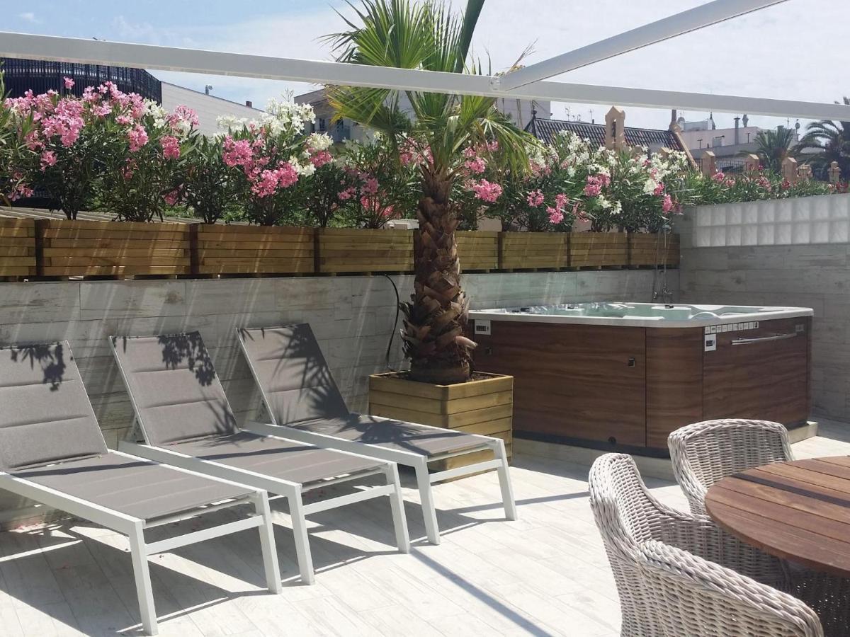 Sitges Spaces Mediterranean Apartments 4 bedroom, 4 bathroom, Huge Terrace, Jacuzzi- Sleeps 9 Buitenkant foto