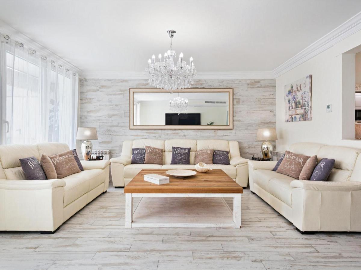 Sitges Spaces Mediterranean Apartments 4 bedroom, 4 bathroom, Huge Terrace, Jacuzzi- Sleeps 9 Buitenkant foto